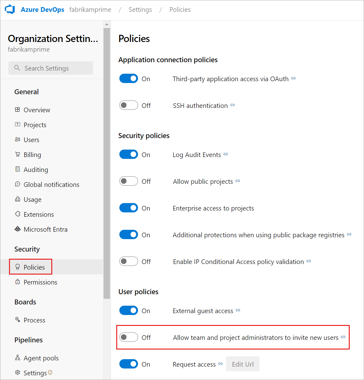 Captura de pantalla que muestra el botón de alternancia de política para limitar a los administradores de equipos y proyectos en la invitación de nuevos usuarios.