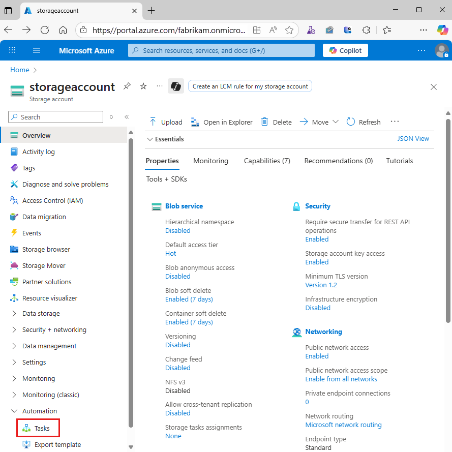Captura de pantalla que muestra el menú de recursos de la cuenta de almacenamiento y Azure Portal con tareas resaltadas.