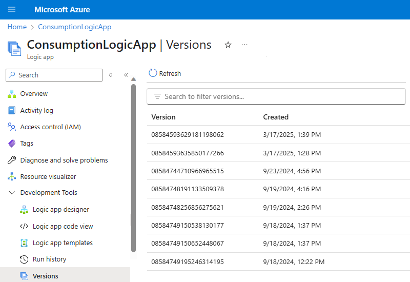 Recorte de pantalla que muestra Azure Portal, el menú Aplicación lógica de consumo con versiones seleccionadas y las versiones anteriores de la aplicación lógica.