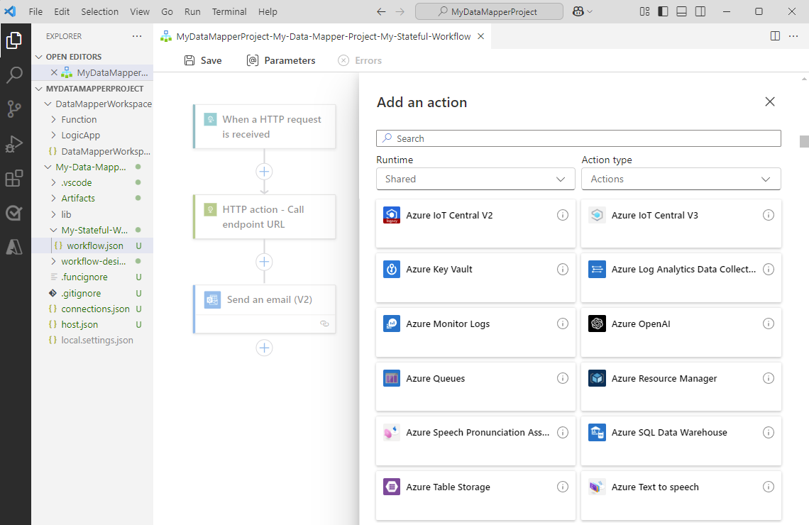 Recorte de pantalla que muestra Visual Studio Code, proyecto de aplicación lógica estándar y diseñador de flujo de trabajo.