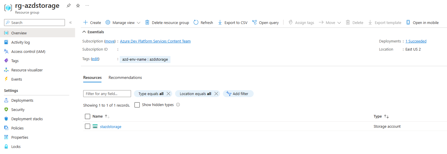Captura de pantalla del grupo de recursos implementado y la cuenta de almacenamiento en el portal de Azure.