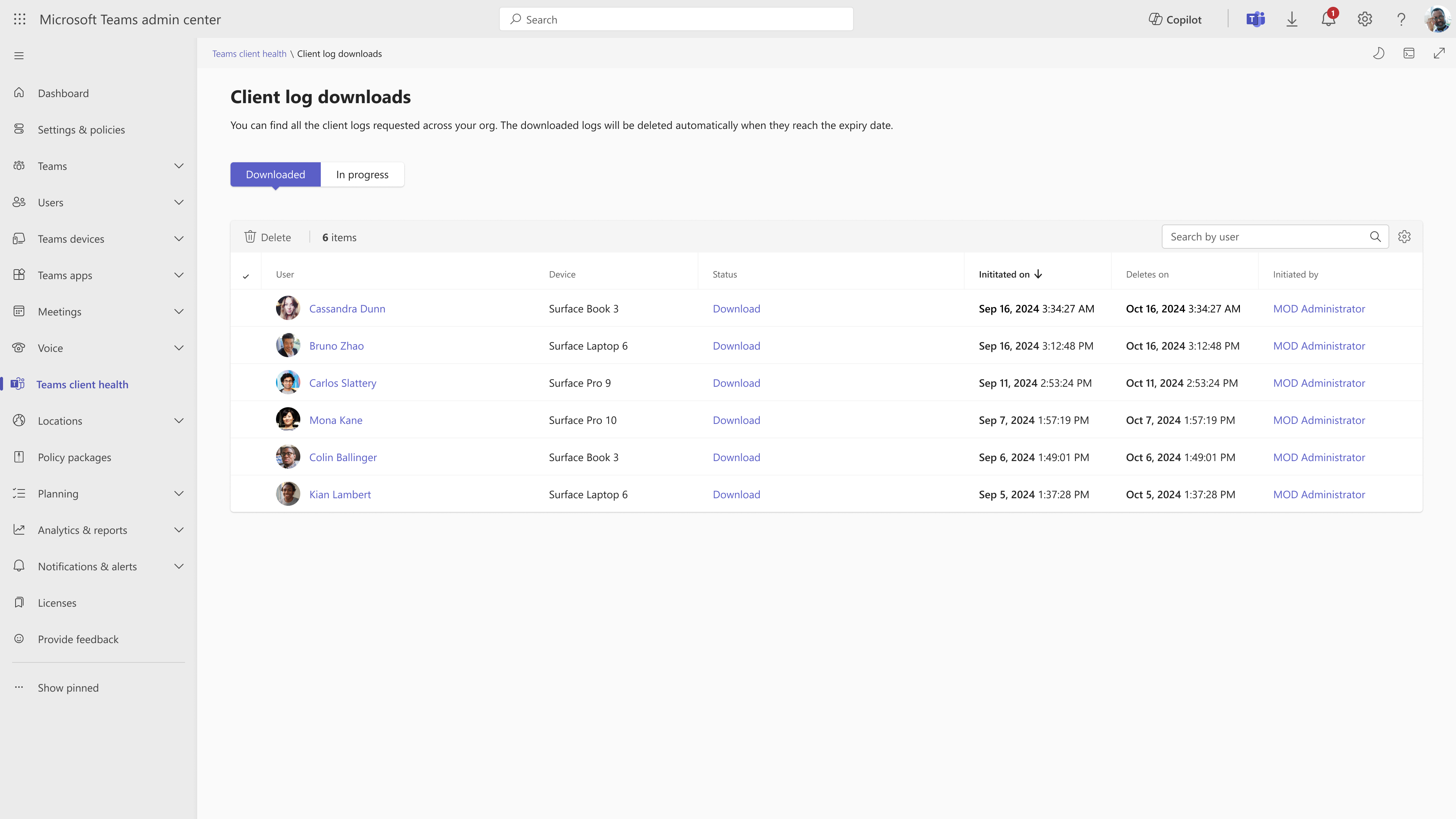 Captura de pantalla de la página de descarga de registros que muestra los registros que están listos para su descarga y otra pestaña muestra los registros con la solicitud en curso