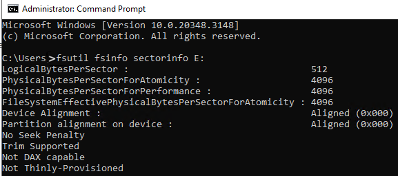Captura de pantalla de la salida del Símbolo del sistema que muestra un tamaño de sector de 4 KB.