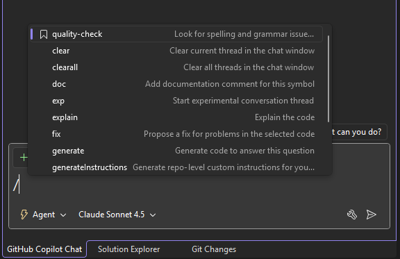 Captura de pantalla de la lista de IntelliSense donde se ven las instrucciones personalizadas con iconos de favoritos en la parte superior tras introducir una barra diagonal.